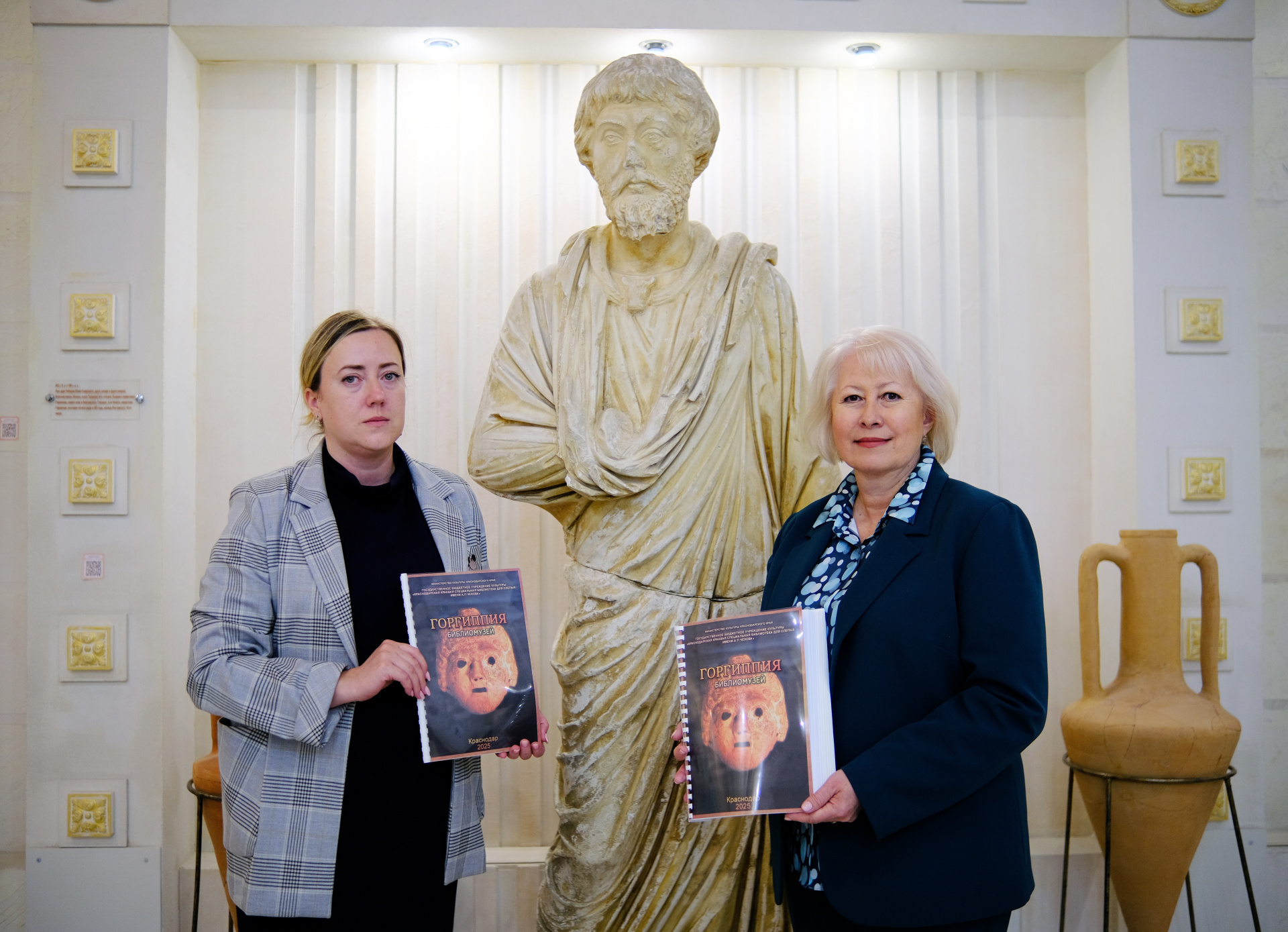 «Чеховка» подарила музею «Горгиппия» рельефно-графическое пособие