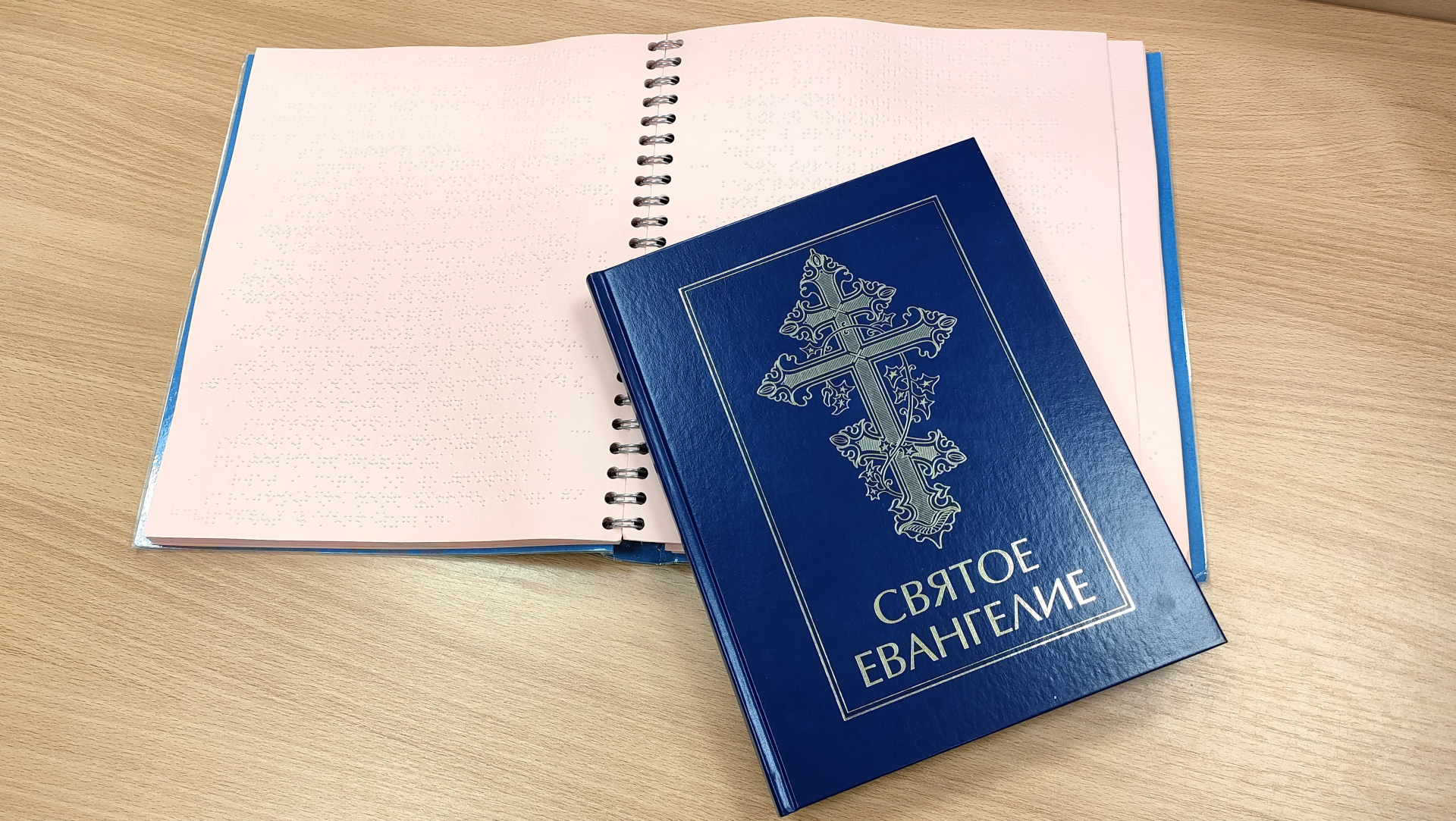 «Чеховке» преподнесли в дар религиозные издания  