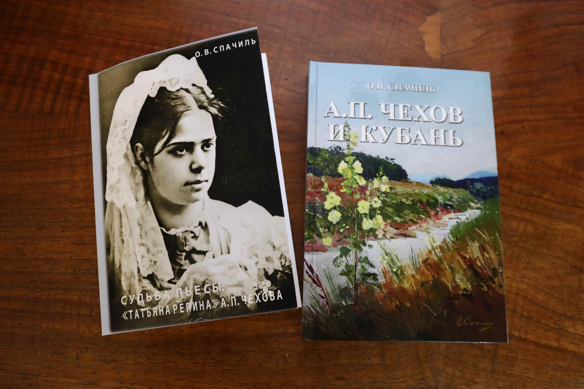 «Чеховке» подарили книги об Антоне Павловиче Чехове
